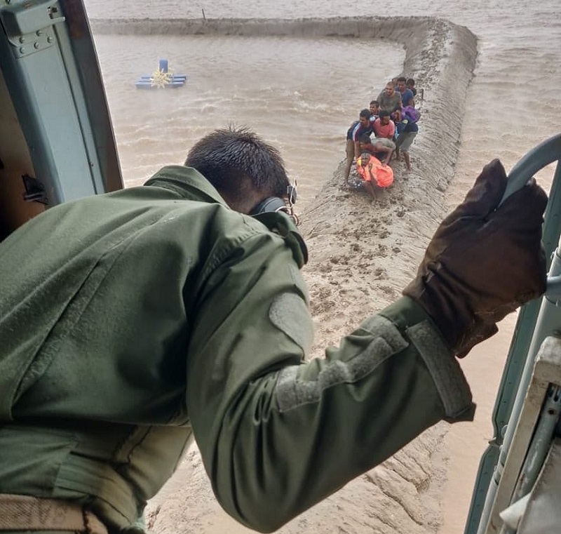 iaf helicopter rescue labourer