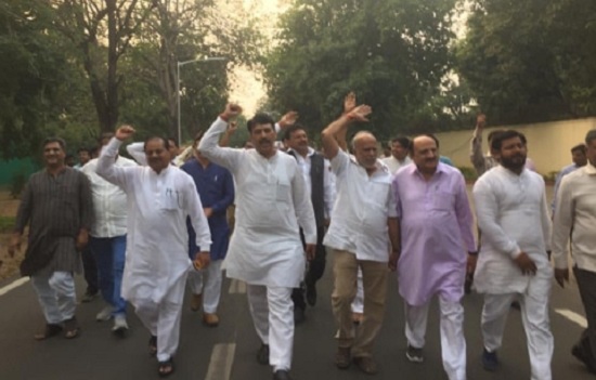 congress leaders shouting slogans