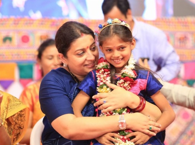 smriti irani with small girl