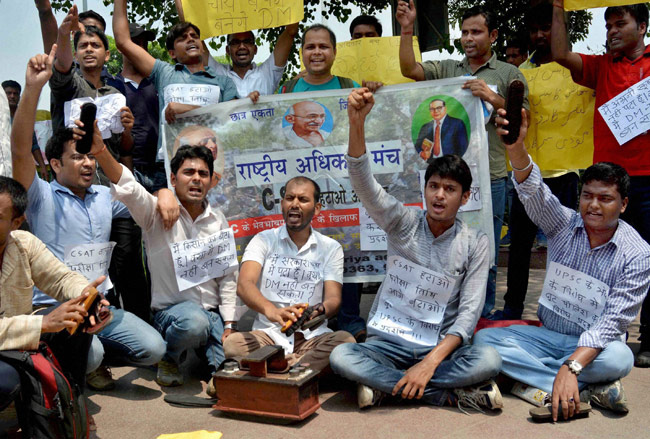 NSUI activists protest outside Rajnath's residence