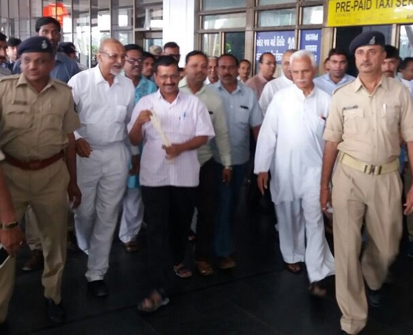 Kejriwal Ahmd airport