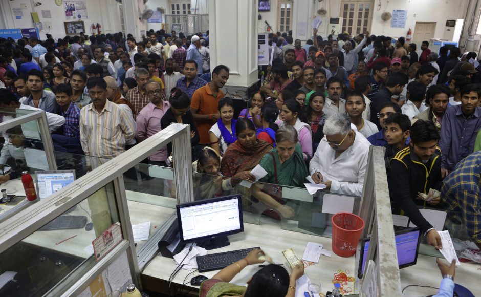 Currency Crisis continues in Gujarat; long queue of people at banks 