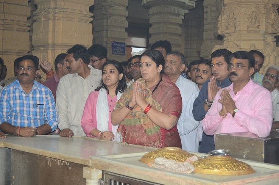 Smriti Irani offer prayers at Somnath Temple