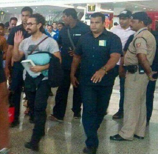 aamir khan at vadodara airport