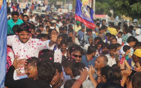 hardik patel sankalp yatra applause