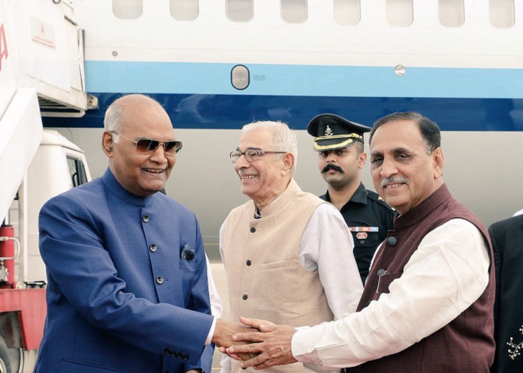 kovind welcomed by gujarat cm