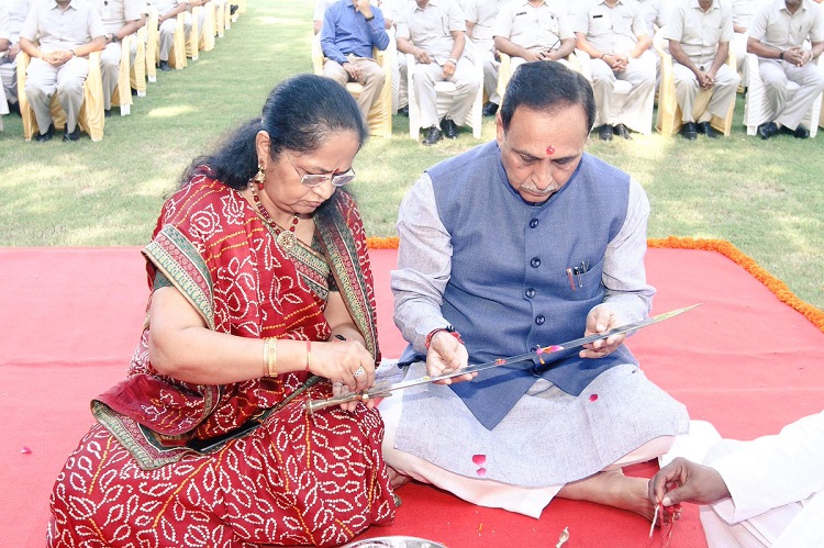 vijay rupani shastra puja with wife