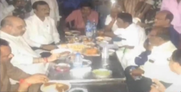 Amit Shah eating Bhajia at Raipur Bhajia House in Ahmedabad