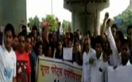 Surat parents association protest against fees hike