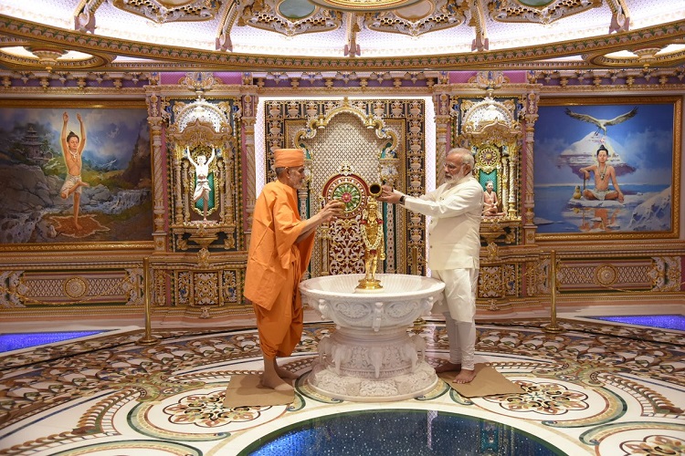 narendra modi visits akshardham temple