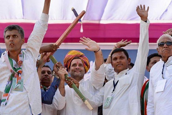 rahul gandhi with farmers in bayad