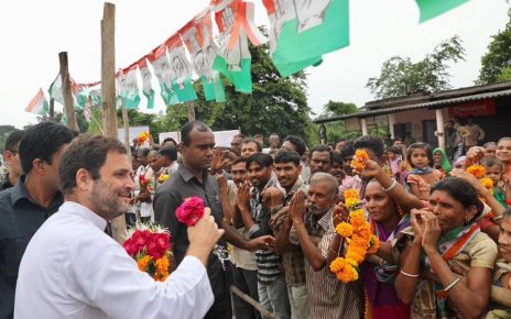 rahul gandhi welcomed in gujarat by people