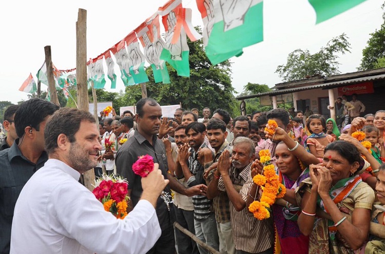 rahul gandhi welcomed in gujarat by people