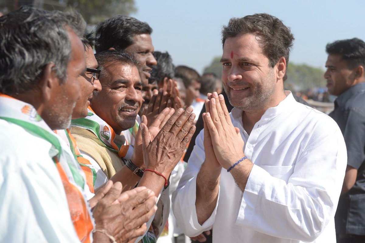 rahul gandhi with farmers in bayad