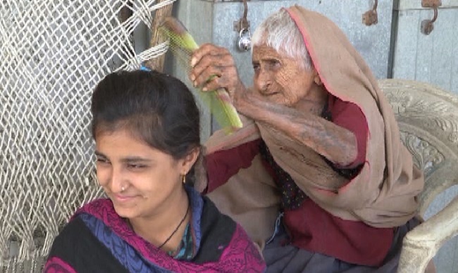 rajkot ajiben combing granddaughter hair