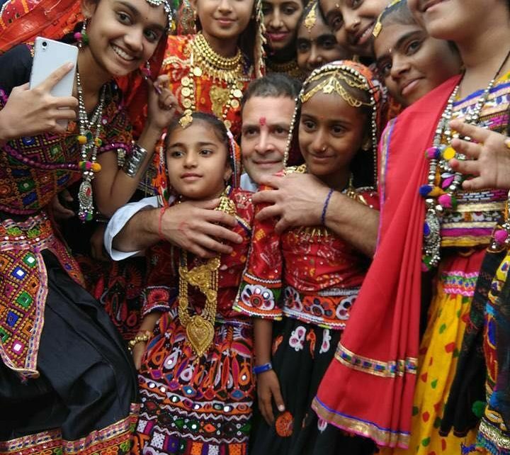 rahul gandhi with kutchi girls