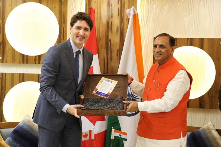 GUJARAT CM AND CANADA PM EXCHANGE MEMENTO