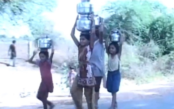 surendranagar small girls run for water