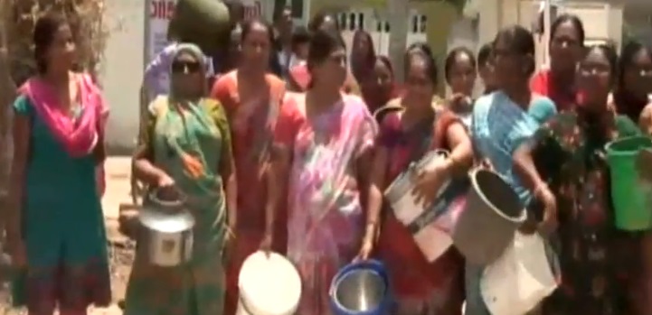 surendranagar women waiting for water