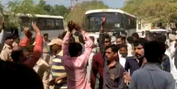 farmers protesting against gpcl lease detained in bhavnagar by police