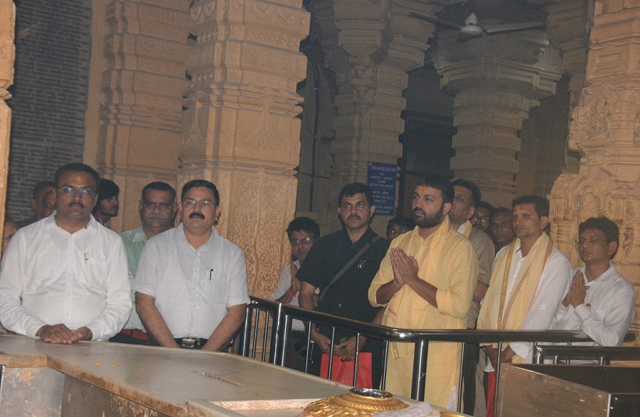 jayesh radadiya takes darshan at somnath temple