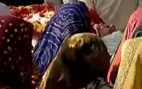 lambha sweeper dead body taken to civic office in ahmedabad