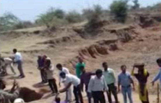 sabarkantha teachers busy in digging work