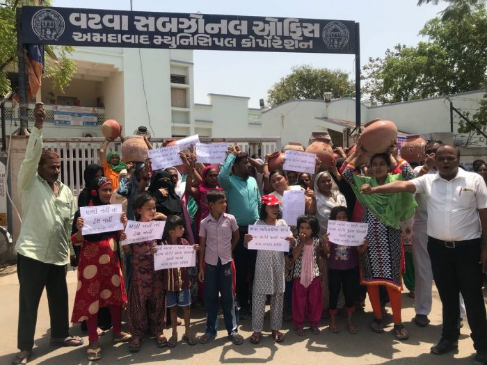 vatva women protest with pots