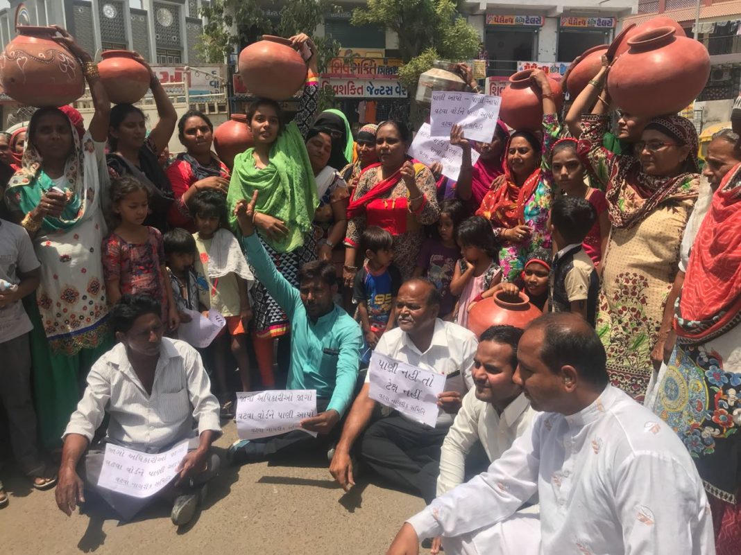 vatva women protest with pots