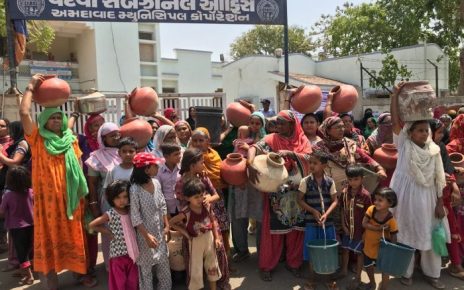 vatva women protest with pots