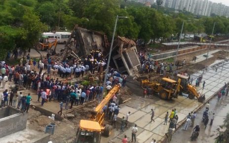 Surat-rdd-entrance gate collapse