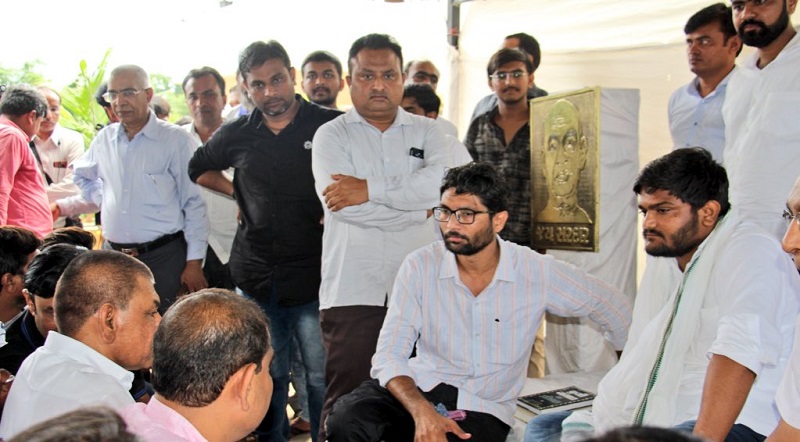 jignesh mevani with hardik patel on fasting