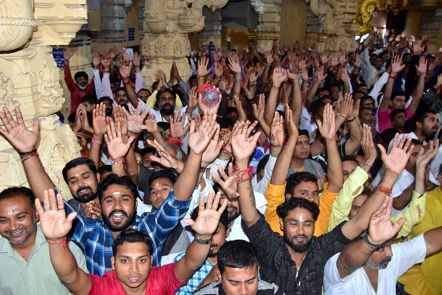 devotees at somnath