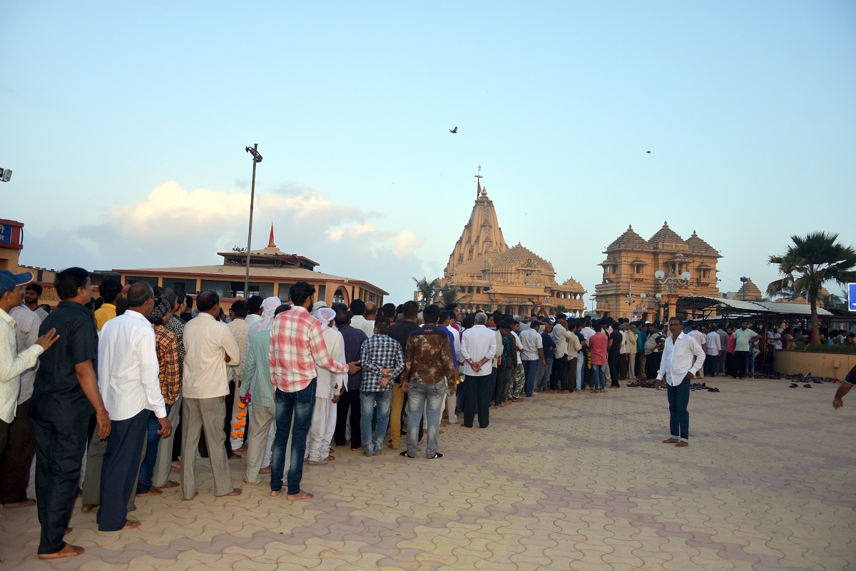 somnath temple devotees lined up