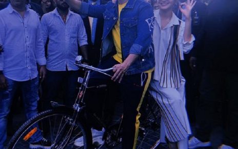 varun and anushka on bicycle