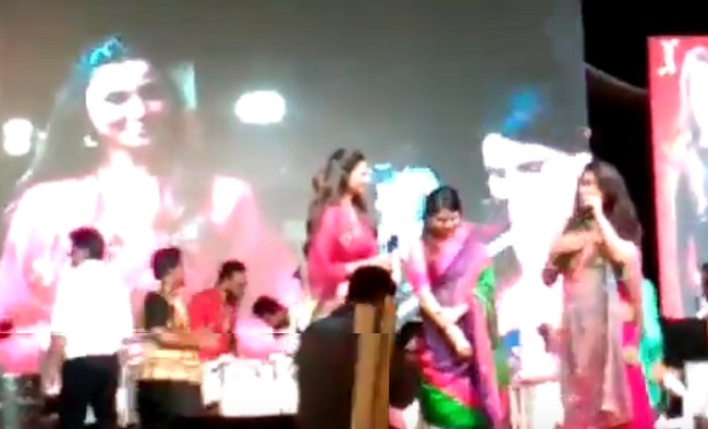 DAISY SHAH PLAYING GARBA