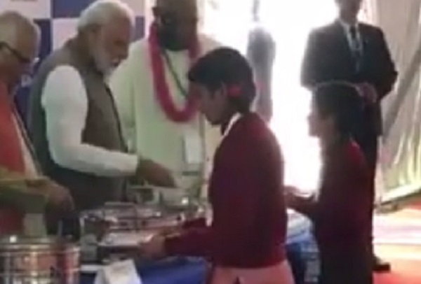 narendra modi serving food to children
