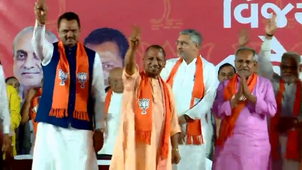 JITU VAGHANI IN GHATLODIA WITH YOGI ADITYANATH