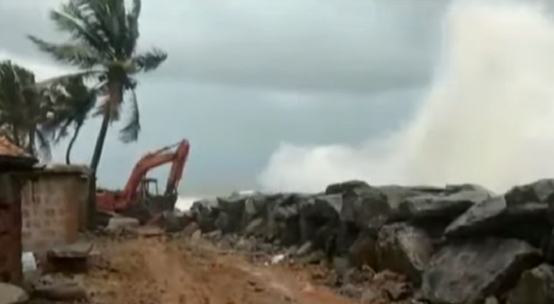 cyclone vayu touch gujarat coast