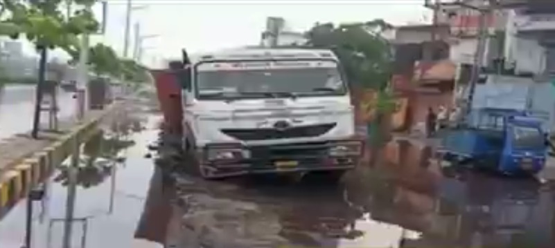 dumper stuck up in ahmedabad