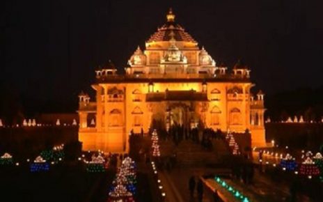akshradham temple decorated with 10000 lamps