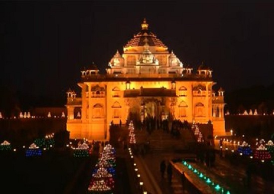 akshradham temple decorated with 10000 lamps