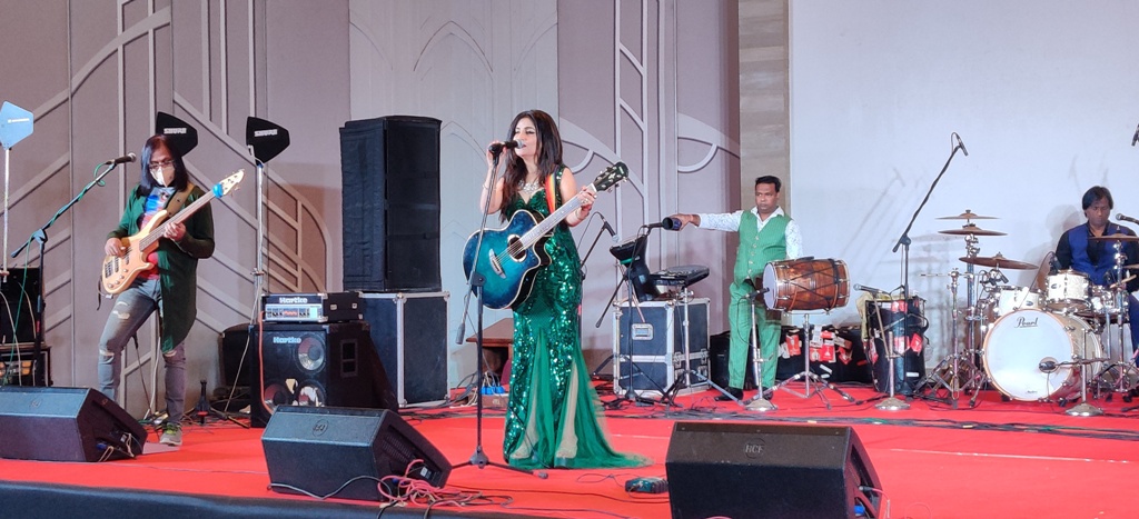 Shibani Kashyap performing at Courtyard By Marriott