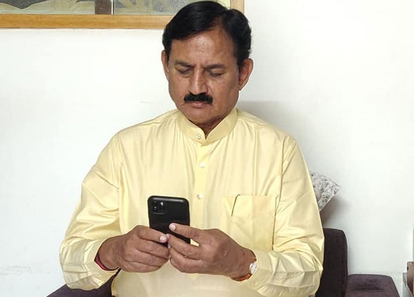 bharatsinh-solanki with mobile